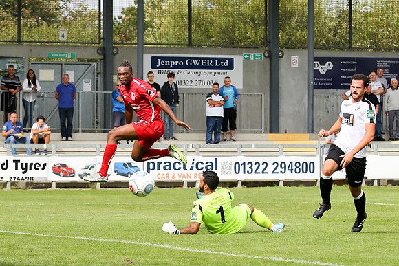 Dartford v Hemel Hempstead - Vanarama National League South - 11