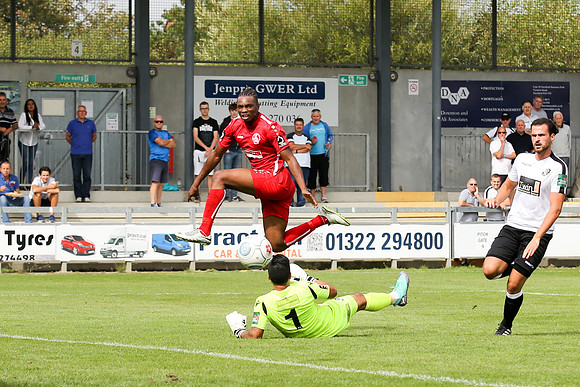 Dartford v Hemel Hempstead - Vanarama National League South - 11